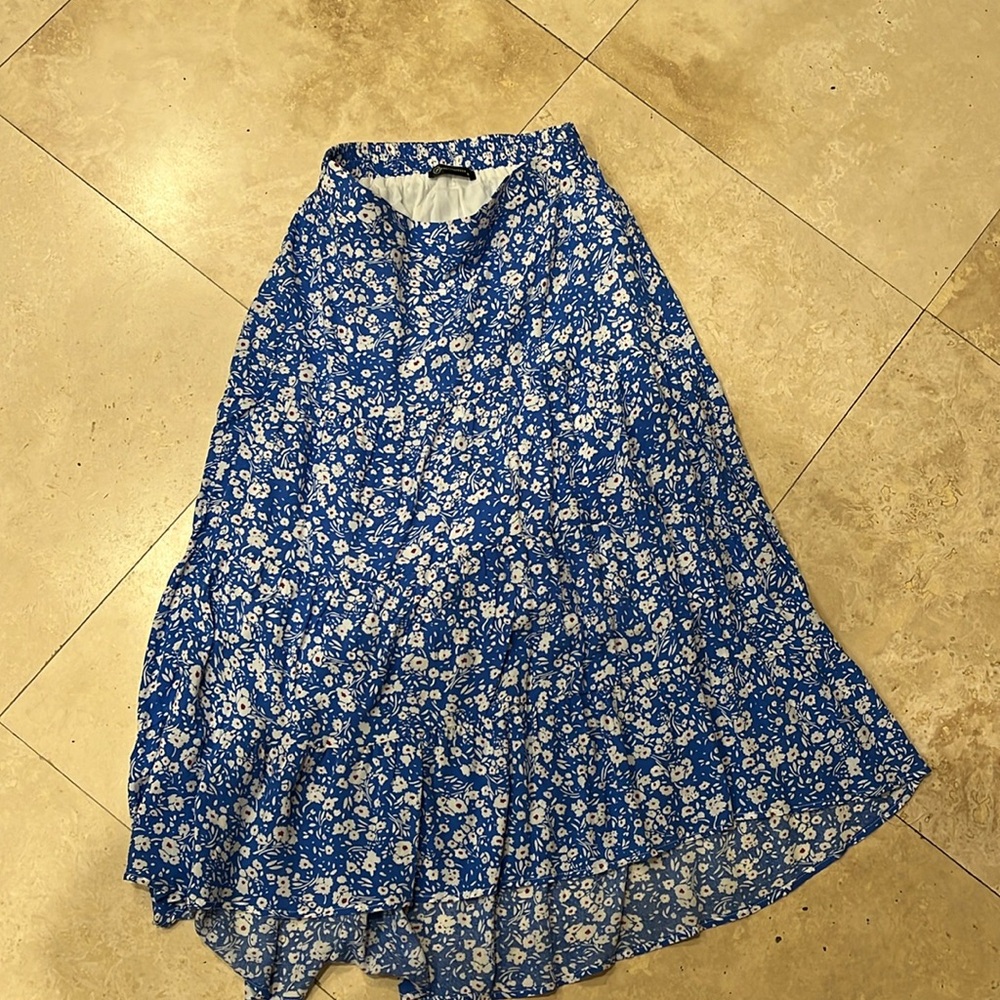 ￼ Pretty little garden brand size small high, low midi skirt